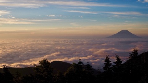 朝燒染紅雲海與富士山（山梨縣）