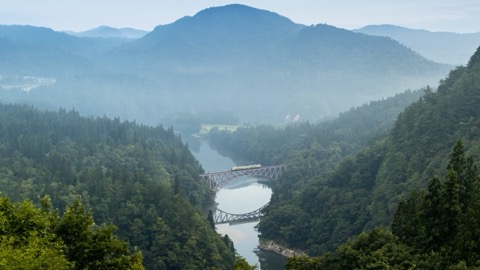 福島只見川第一橋梁 列車穿過深綠盛夏（福島縣）