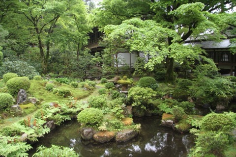 京都大原三千院　客殿庭園的池水倒影之美（京都府）