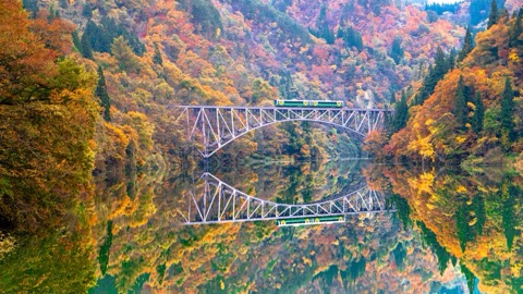 福島秋色 只見線紅葉列車映照川面（福島縣）