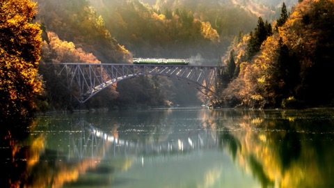 晚秋列車穿過紅葉 只見川第一橋梁（福島縣）
