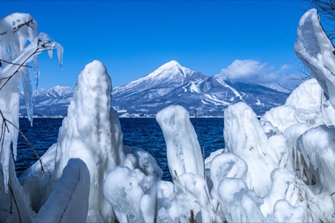 磐梯山下的冬日奇景 猪苗代湖浪花冰雕（福島縣）
