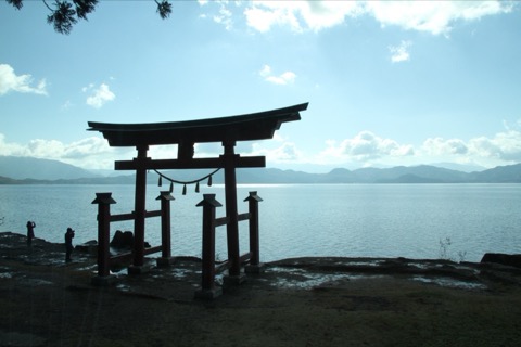 秋田田澤湖畔 朱紅鳥居下的湖神信仰（秋田縣）