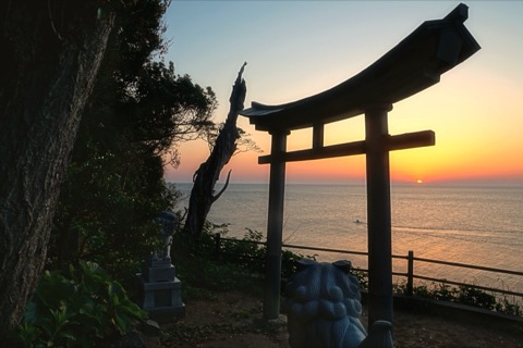 新井崎神社 晨光中的獅子與狛犬（京都府）