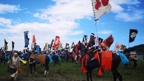 相馬野馬追神旗爭奪戰 雲雀原祭場內的傳統對決（福島縣）