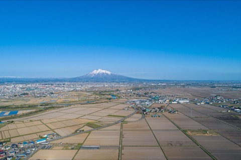 從平川市眺望殘雪津輕富士岩木山（青森縣）