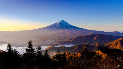 晨曦映照富士山 環峰楓紅絢爛時（山梨縣）