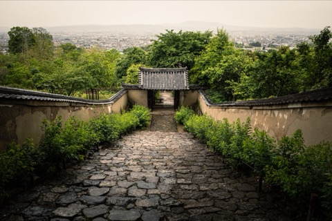 百毫寺參道上，奈良市街在眼下舒展（奈良縣）