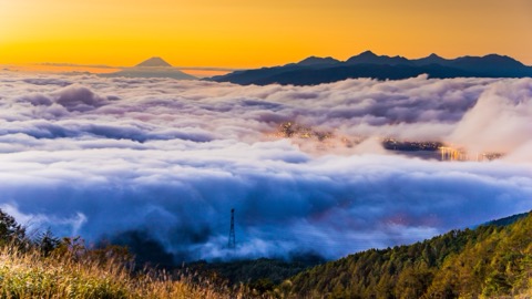 雲幕之隙 諏訪湖夜景與富士山剪影（長野縣）