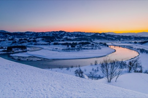 雪融春晨 信濃川映曉光悠然東流（新潟縣）