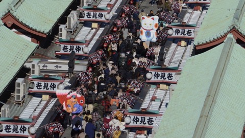 日本新年時節 淺草寺中店街人聲鼎沸（東京都）