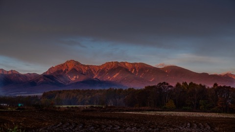 朝陽染紅八嶽山 長野晨曦的靜謐時刻（長野縣）