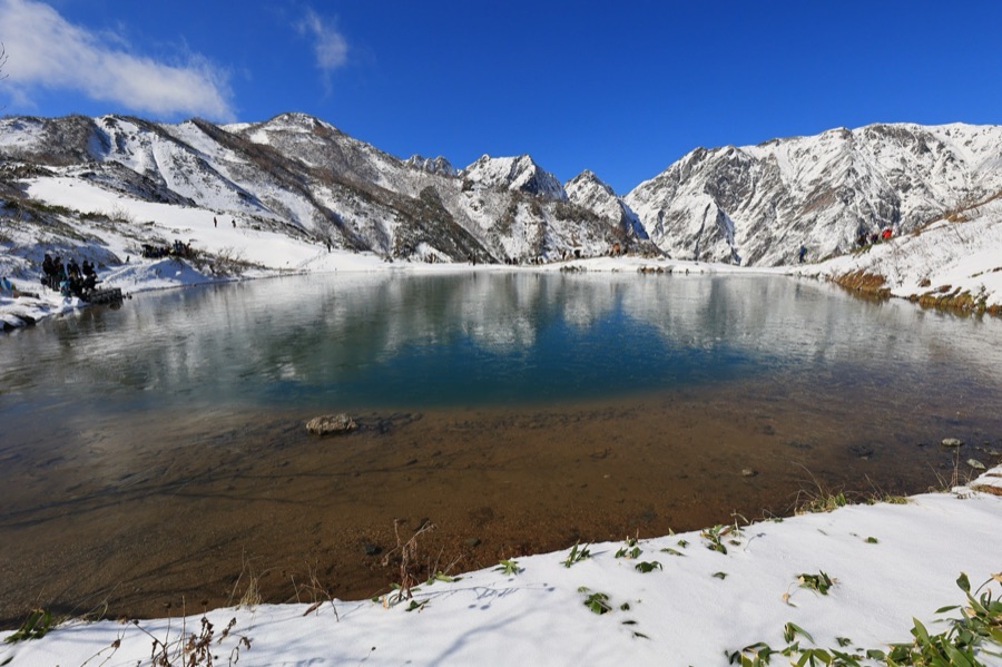 初冠雪の八方池（長野県）