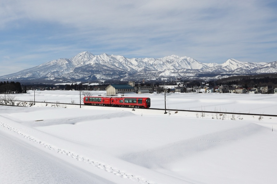 雪原を行く赤い列車（新潟県）