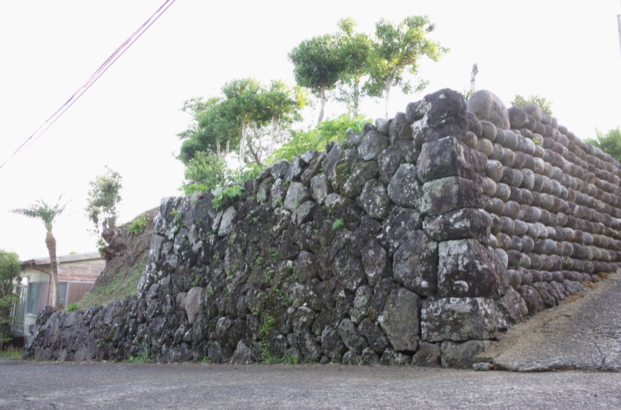 そびえ立つ石垣と玉石（東京都）