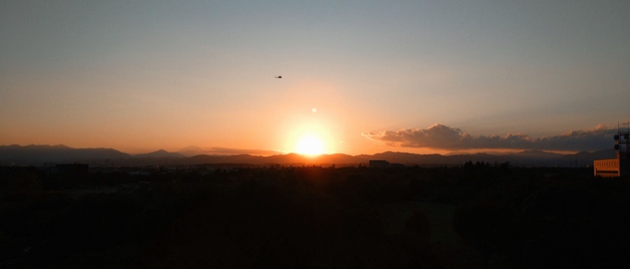 立川広域防災基地のヘリと夕焼け（東京都）