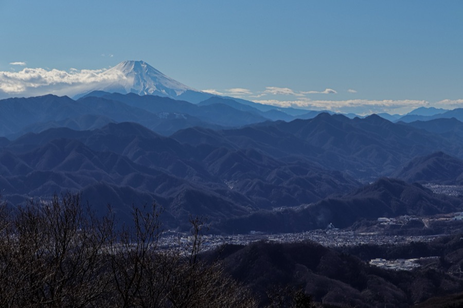 陣馬山からの富士山と街並み（神奈川県）