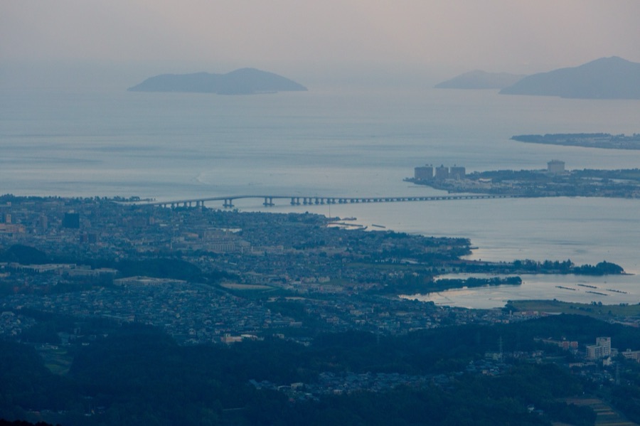 琵琶湖大橋と沖島（滋賀県）