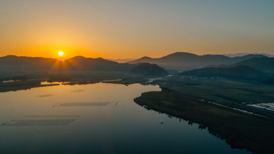 夕焼けに染まる西の湖（滋賀県）