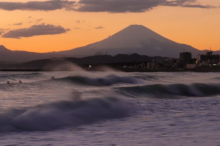 茅ヶ崎の海と夕暮れと富士山（神奈川県）