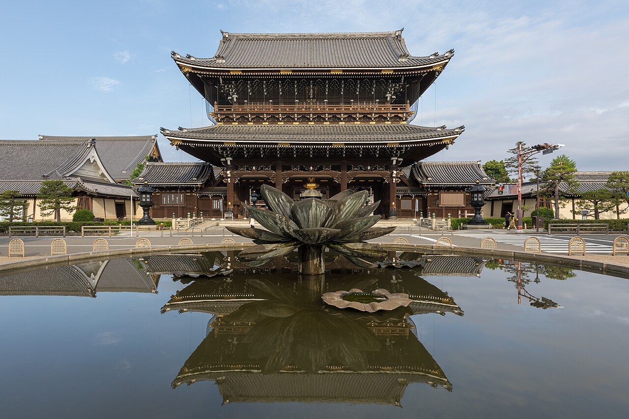 東本願寺御影堂門與水面倒影（資料照片）