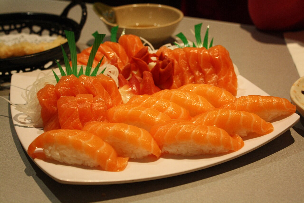 鮭魚壽司與生魚片拼盤（資料照片）